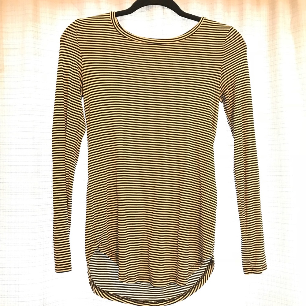 Black and white long sleeve t-short